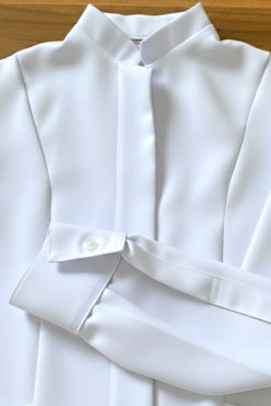 jaleco-com-punho-camisa-feminino-gola-padre-em-gabardine-bordado-arte-dos-brasoes