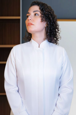 jaleco-feminino-gola-padre-em-gabardine-bordado-arte-dos-brasoes-frente