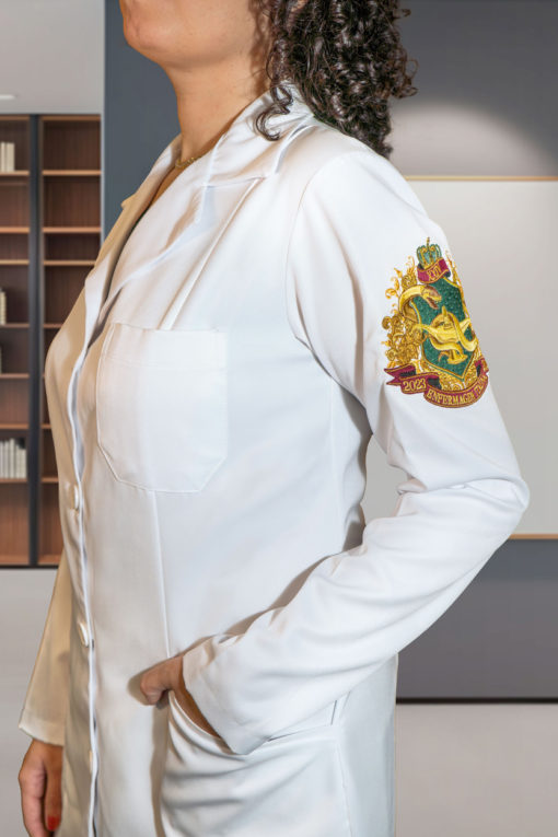 jaleco-feminino-gola-smoking-em-gabardine-bordado-arte-dos-brasoes-bolso