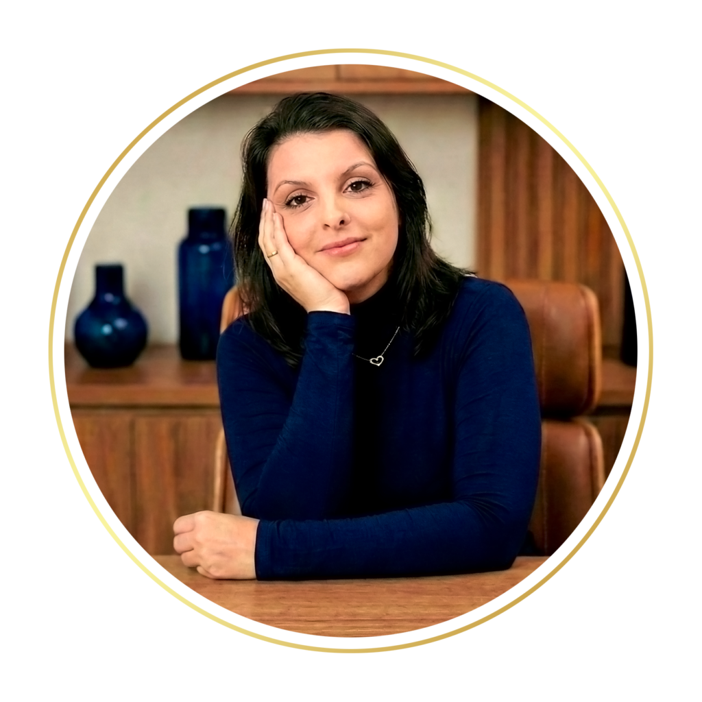 Aline Cardozo é o primeiro profissional e a primeira mulher especializada em Heráldica Universitária no Brasil